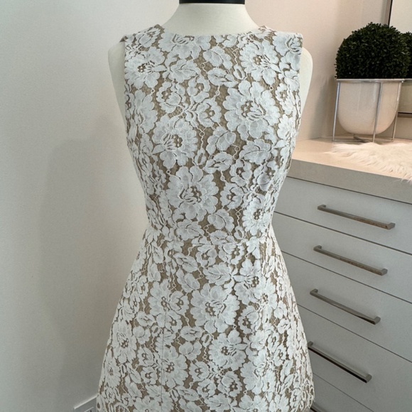Alice + Olivia Dresses & Skirts - Alice + Olivia Lace Mini Dress - Size 6